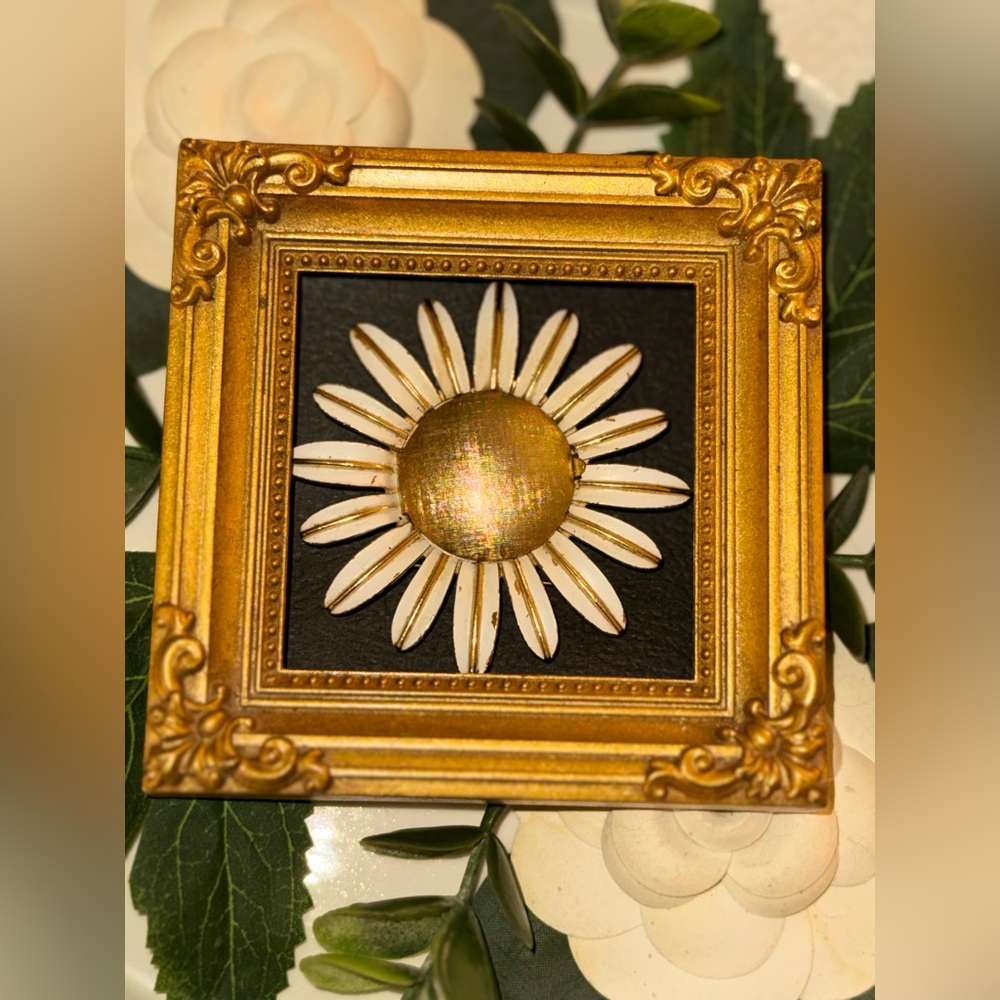 Vintage Daisy Brooch - Picture 6 of 14